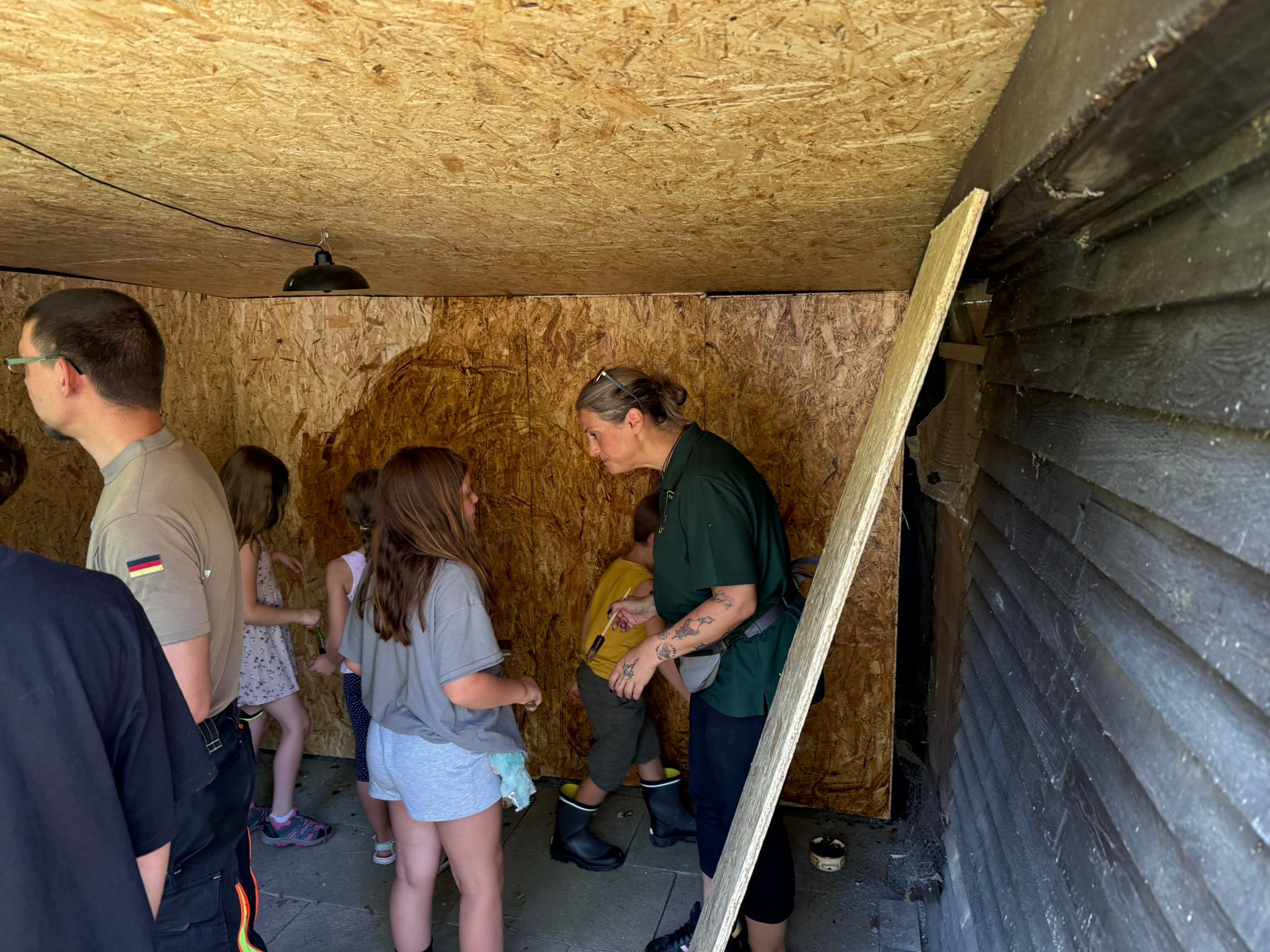 Unterstand der Vogelschutzhütte wird von der Jugendgruppe Eisvögel komplett verschalt und frisch gestrichen