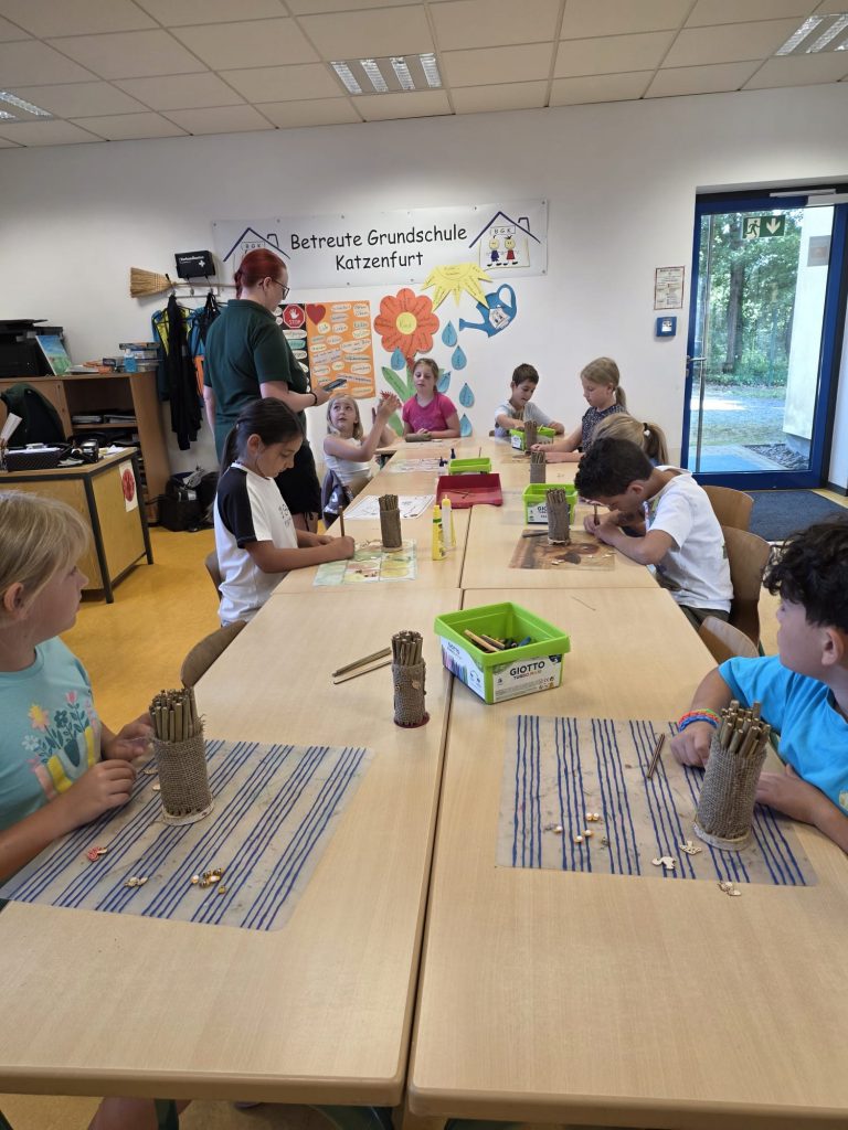 Fertige Nisthilfen aus Bambus für Wildbienen im Ferienprogramm der Betreuten Grundschule Katzenfurt