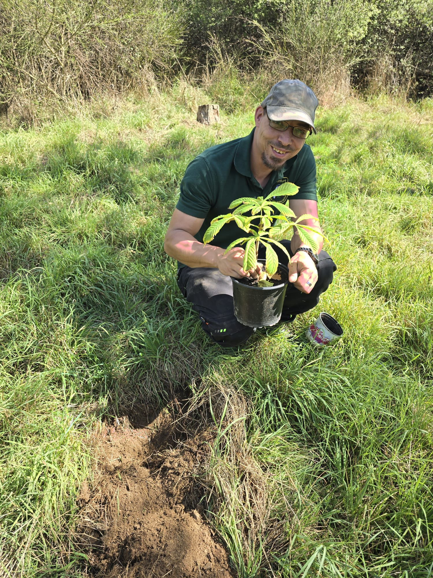 Jugendgruppe Eisvögel pflanzt Walnussbäume an der Jugendhütte