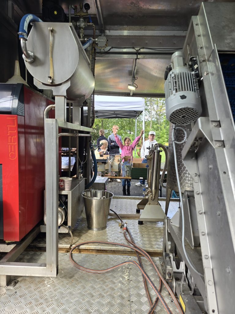 Apfelsaftpressen in Beilstein mit der Jugendgruppe Eisvögel