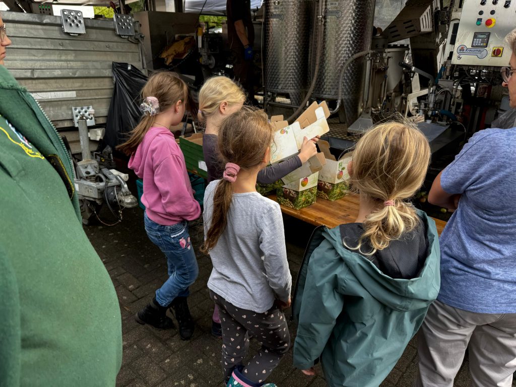 Jugendgruppe Eisvögel in Vereinskleidung beim Helfen