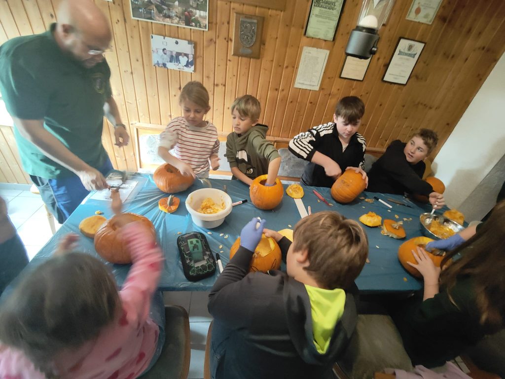 Kinder schnitzen Kürbis bei der Jugendgruppe Eisvögel in Katzenfurt
