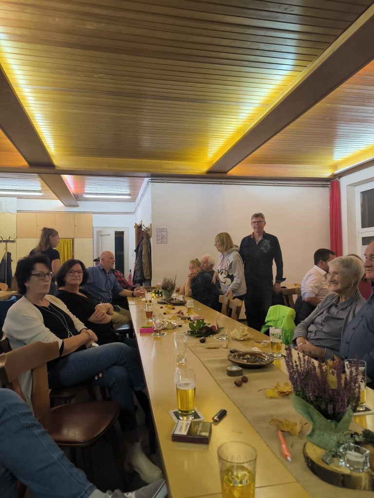 Gemeinschaft beim Jubiläum der Vogel- und Naturschutzgemeinschaft Katzenfurt e.V.