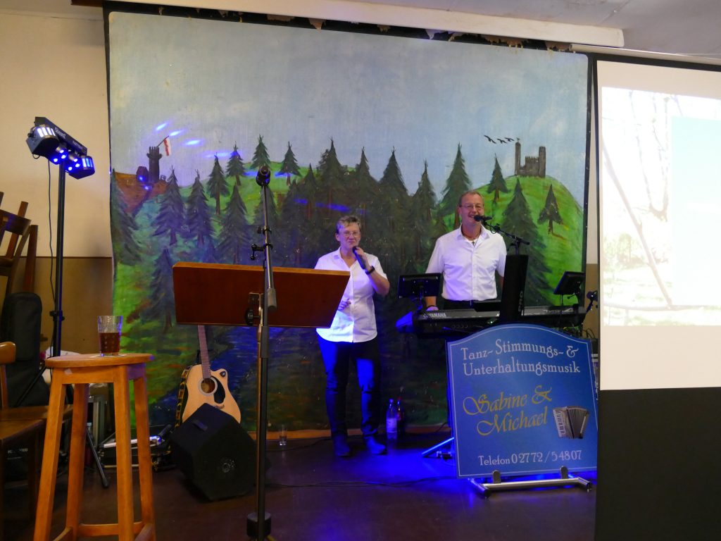 Musikduo Sabine & Michael begeistert die Gemeinschaft bis tief in die Nacht