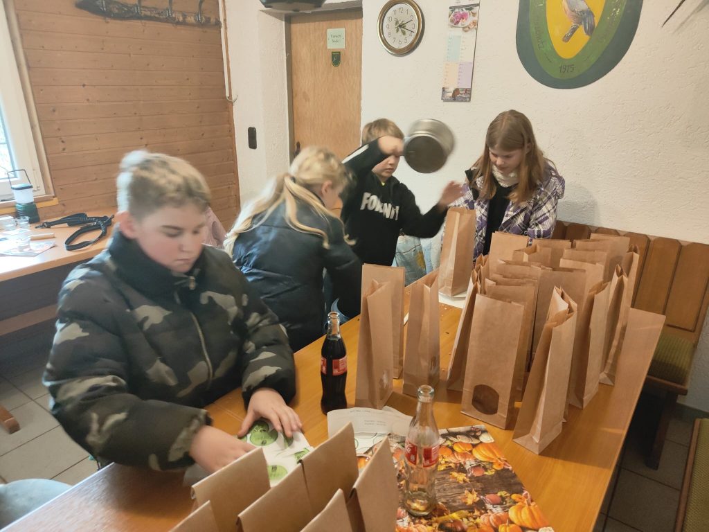 Eisvögel beim Abpacken von Vogelfutter in der Vogelschutzhütte