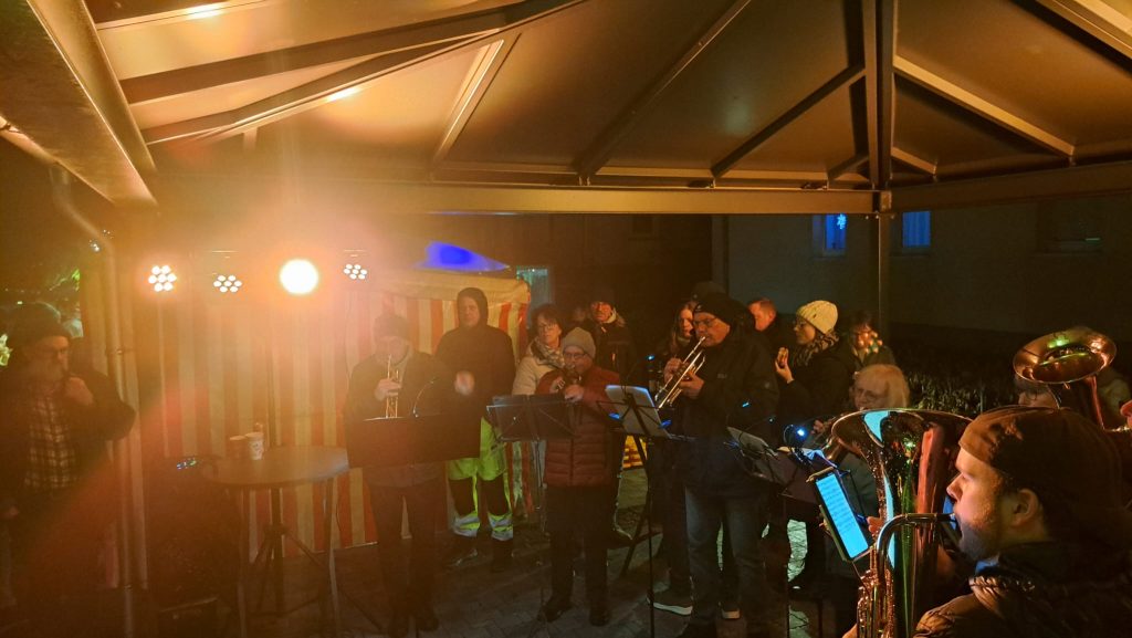 Adventsmarkt Katzenfurt Besucher auf dem Dorfplatz