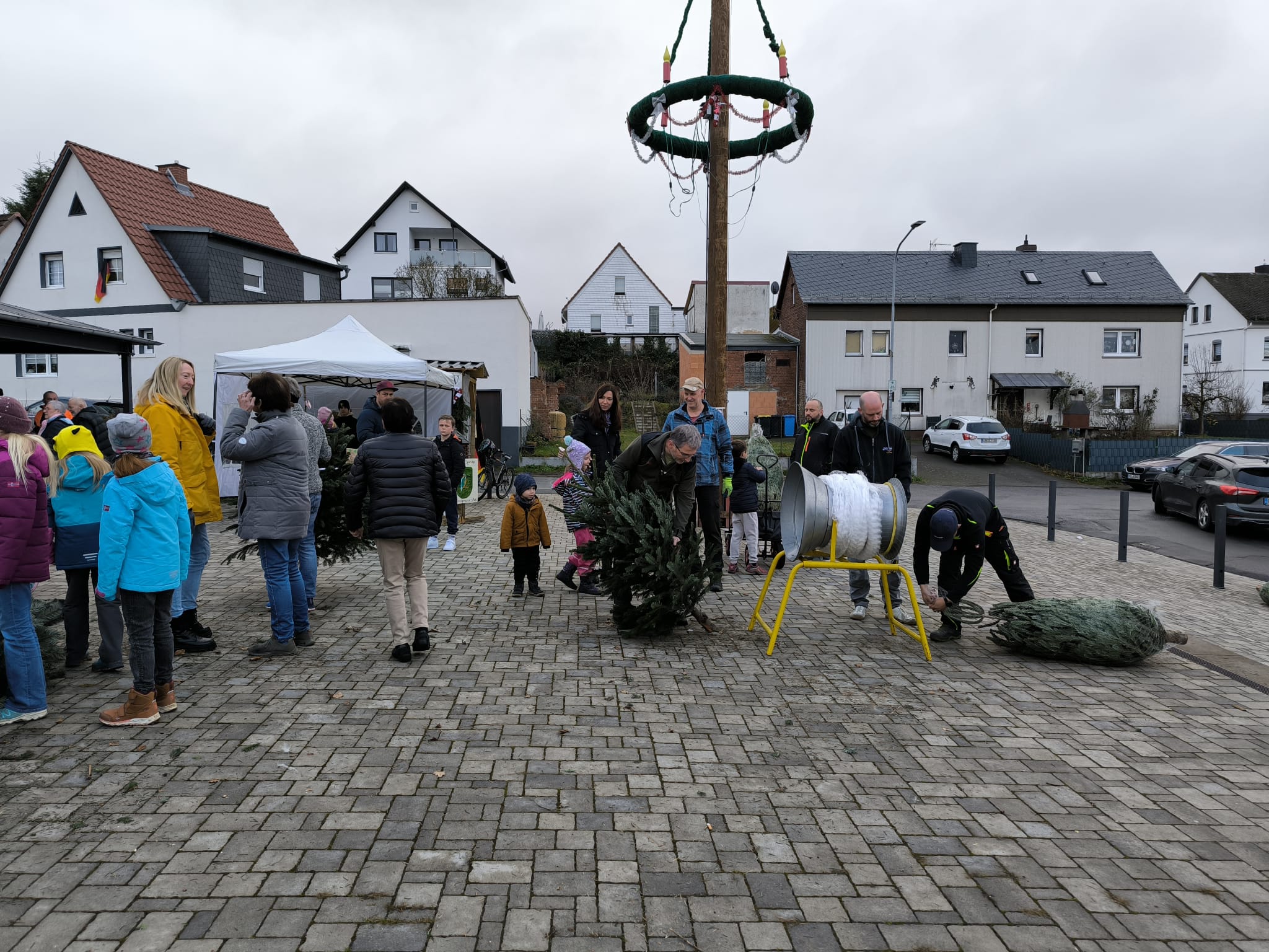 Weihnachtsbaumverkauf mit Odenwald-Tannen und Glühwein