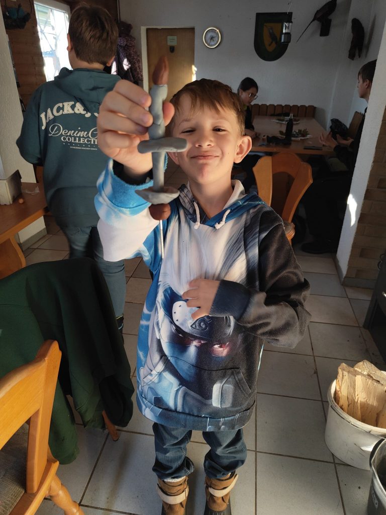 Kreative Fimo-Figuren der Jugendgruppe beim Treffen im Januar