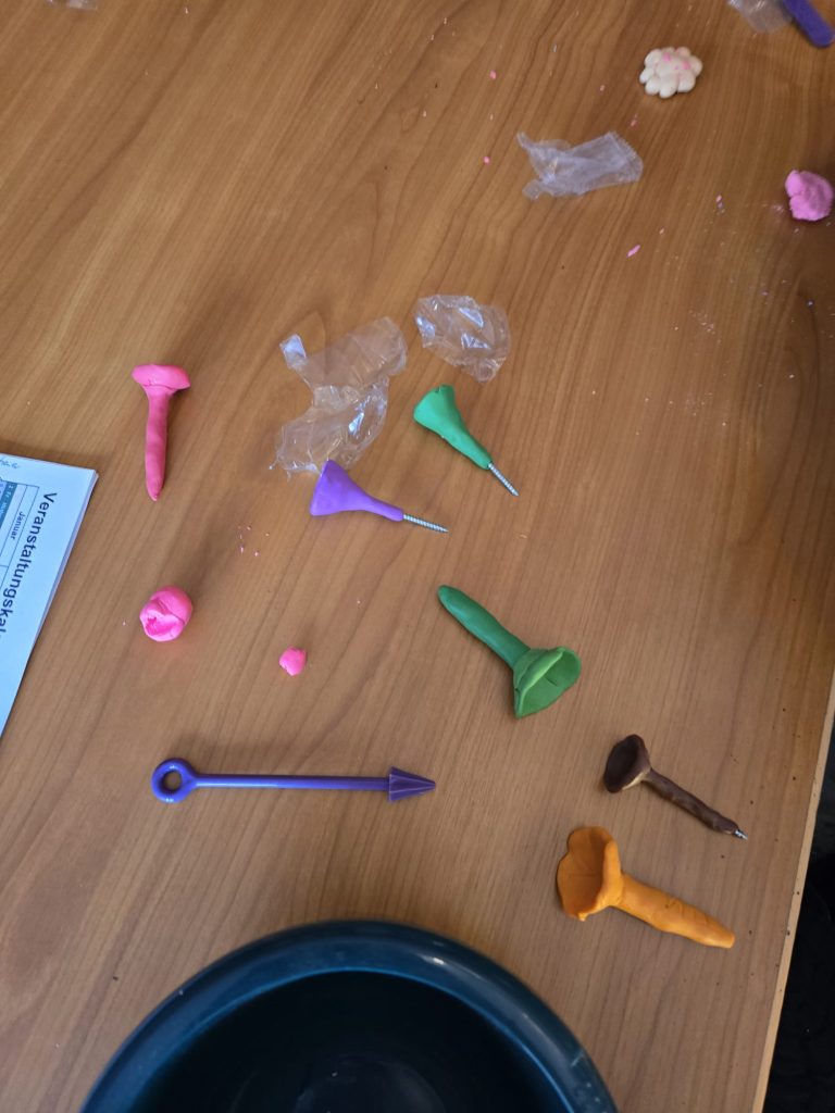 Jugendgruppe bastelt Vogeltränken in der winterlichen Vogelschutzhütte