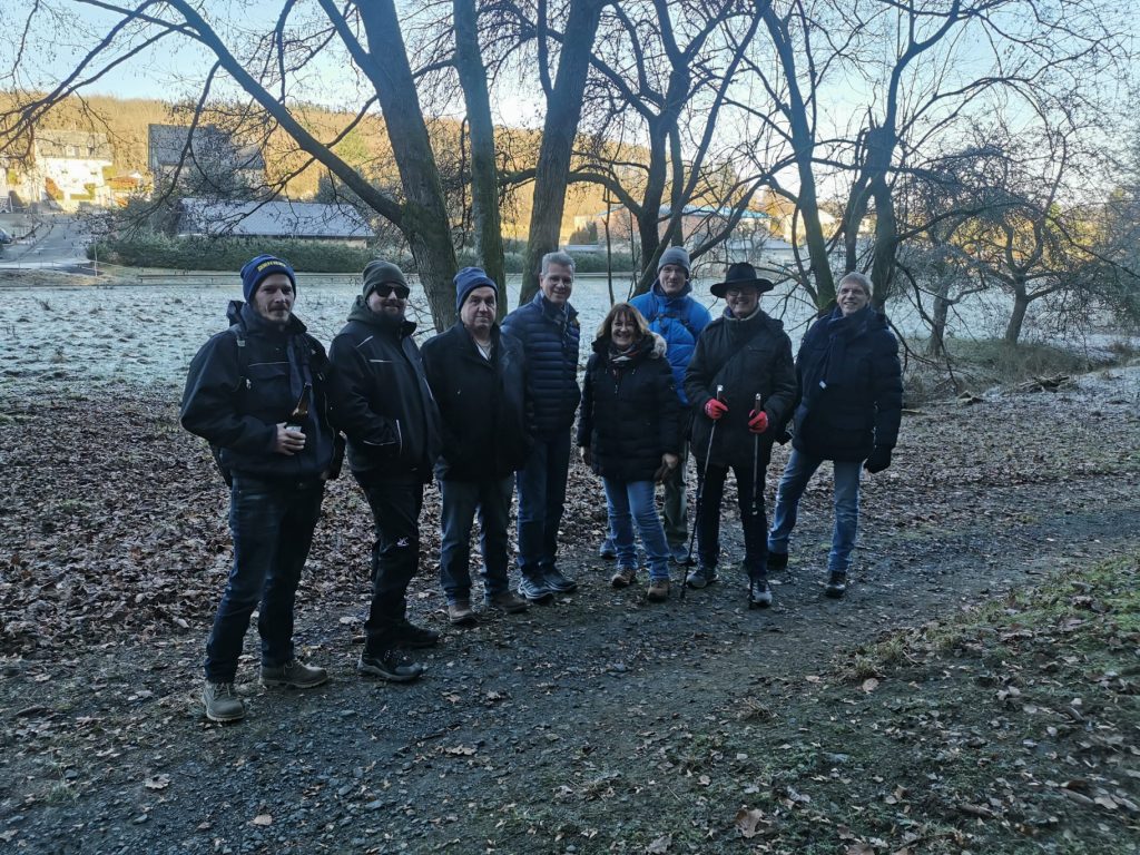 Vereinsmitglieder auf Waldweg bei der Winterwanderung nach Daubhausen