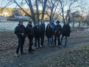 Vereinsmitglieder auf Waldweg bei der Winterwanderung nach Daubhausen