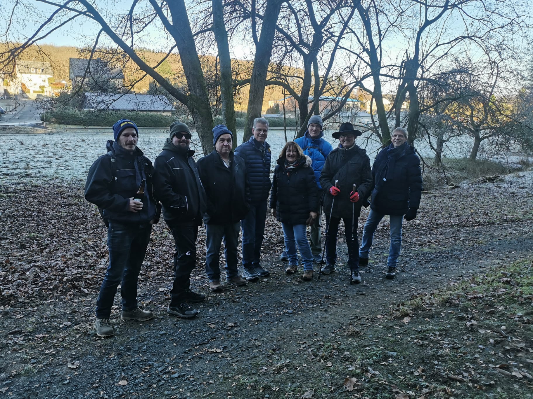 Vereinsmitglieder auf Waldweg bei der Winterwanderung nach Daubhausen