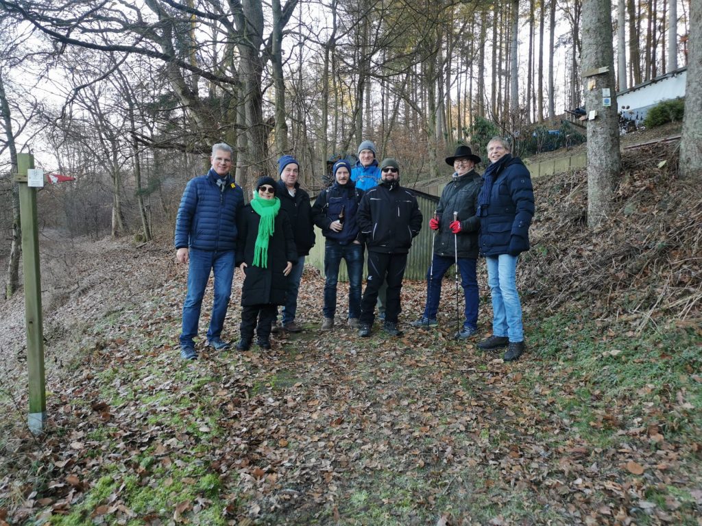 Gruppe bei der Winterwanderung am Kirmesplatz Katzenfurt vor dem Start
