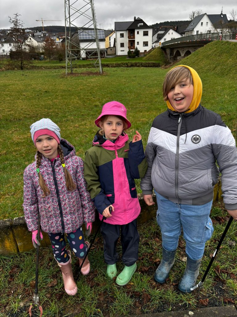 Gruppe der Eisvögel beim Naturschutz engagiert im Einsatz