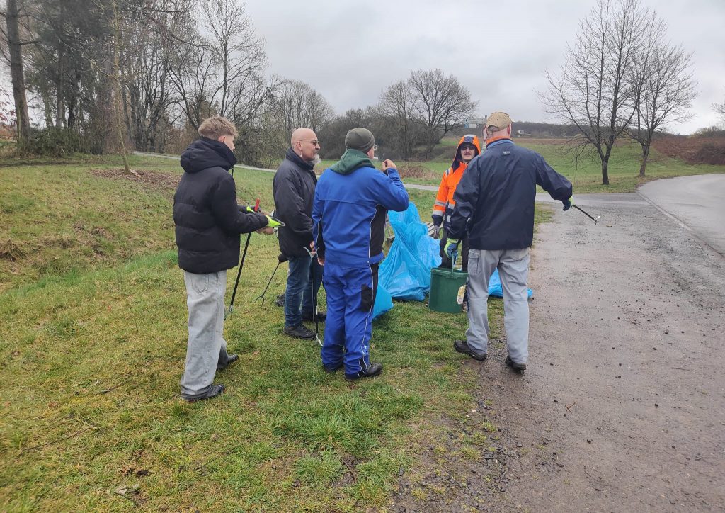 Vereinsmitglieder beim Naturschutz Einsatz am Mühlgraben Katzenfurt