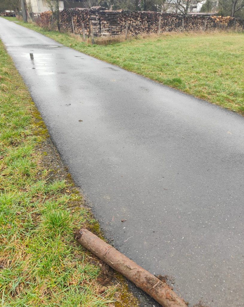 Gefundenes Metallrohr während Naturschutz Aktion in der Landschaft