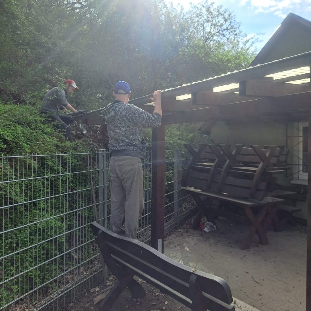 Arbeitseinsatz Regenrinnen Reinigung durch Vereinsmitglieder