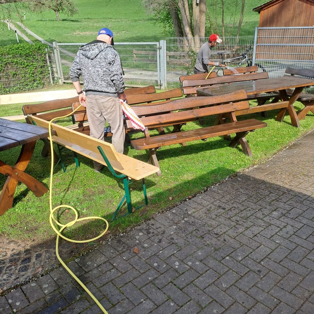 Arbeitseinsatz Reinigung von Bänken und Tischen im Frühling