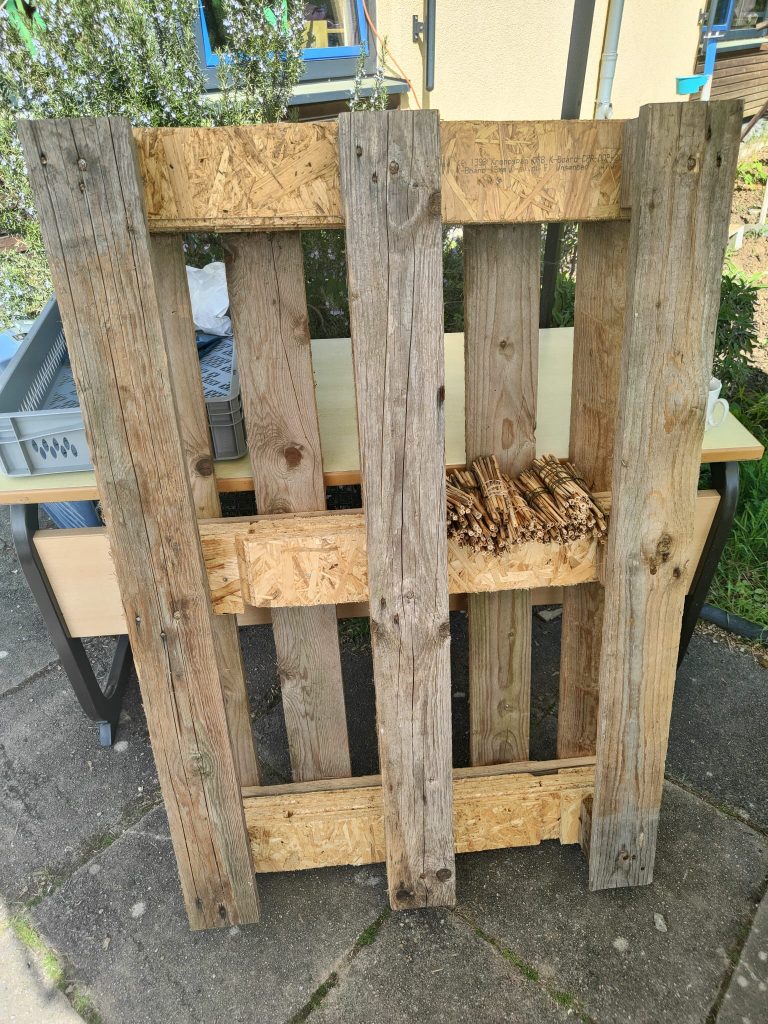 Kinder bauen Insektenhotel beim Frühlingsfest in Katzenfurt