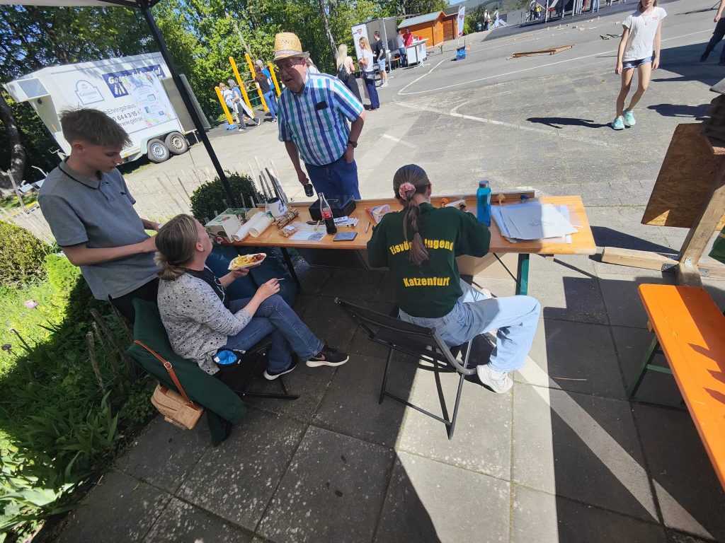 Jugendgruppe hilft beim Frühlingsfest am Stand der Naturschutzgemeinschaft