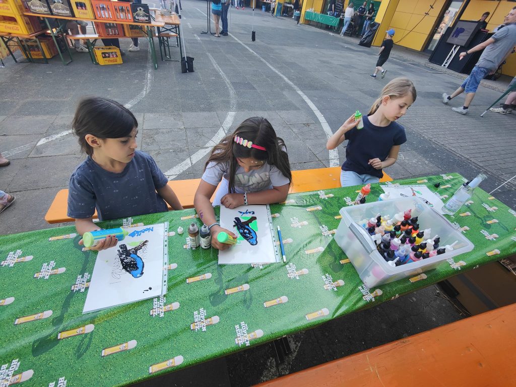 Windowcolor Basteln beim Frühlingsfest mit Unterstützung der Jugendgruppe