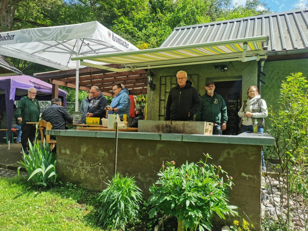 Helfer bauen Grillstation für den Vatertagsfrühschoppen in Katzenfurt auf