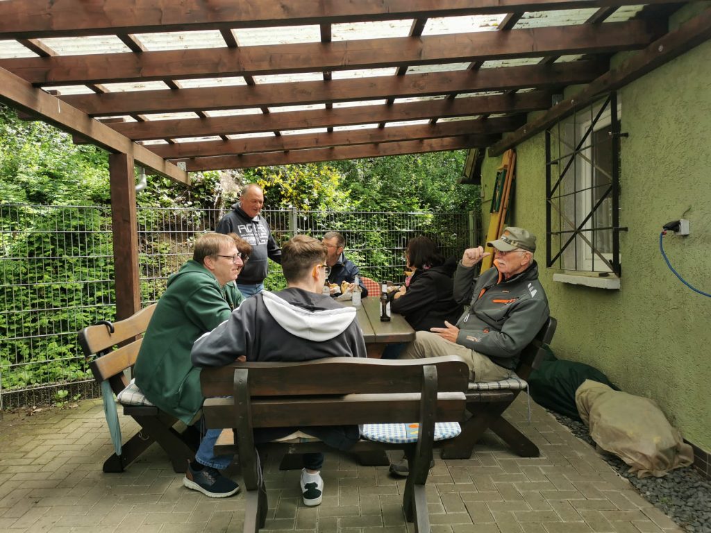 Gemütliche Stimmung in der warmen Hütte beim Vatertagsfrühschoppen am Vatertag