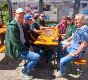 Mitglieder der Vogel- und Naturschutzgemeinschaft Katzenfurt e.V. beim Vogelschutz-Frühschoppen auf dem Dorfplatz