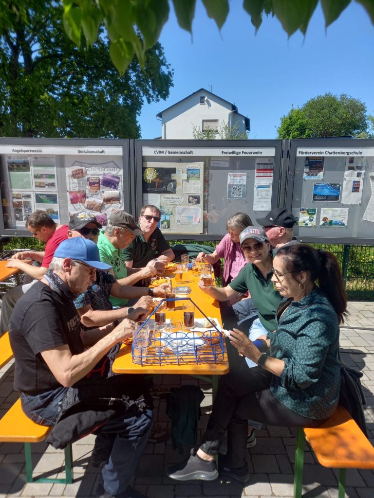 Vogelschutz-Vereinsmitglieder genießen den Frühschoppen am 1. Mai in Katzenfurt