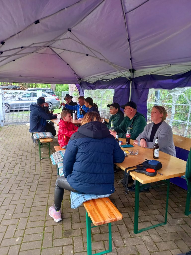 Vatertagsfrühschoppen an Christi Himmelfahrt mit Gästen unter Pavillon bei Regen