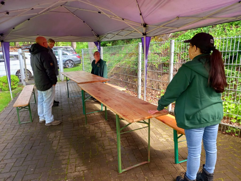Helfer beim gemeinsamen Abbau nach dem Vatertagsfrühschoppen in Katzenfurt