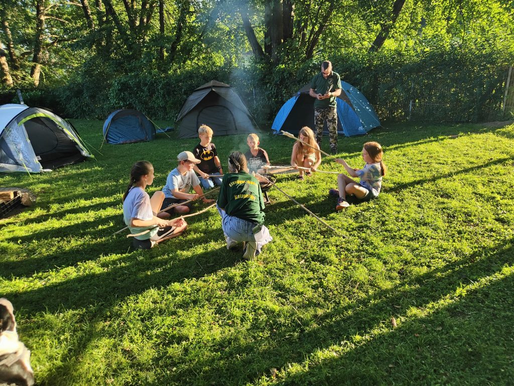 Naturcamp Nachtwanderung mit Knicklichtern unter klarem Sternenhimmel