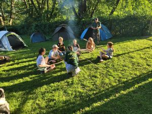 Naturcamp Nachtwanderung mit Knicklichtern unter klarem Sternenhimmel