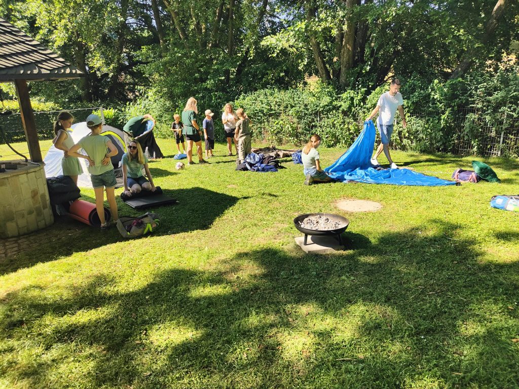 Naturcamp beim Zeltaufbau auf dem Vereinsgelände im Volkersbach