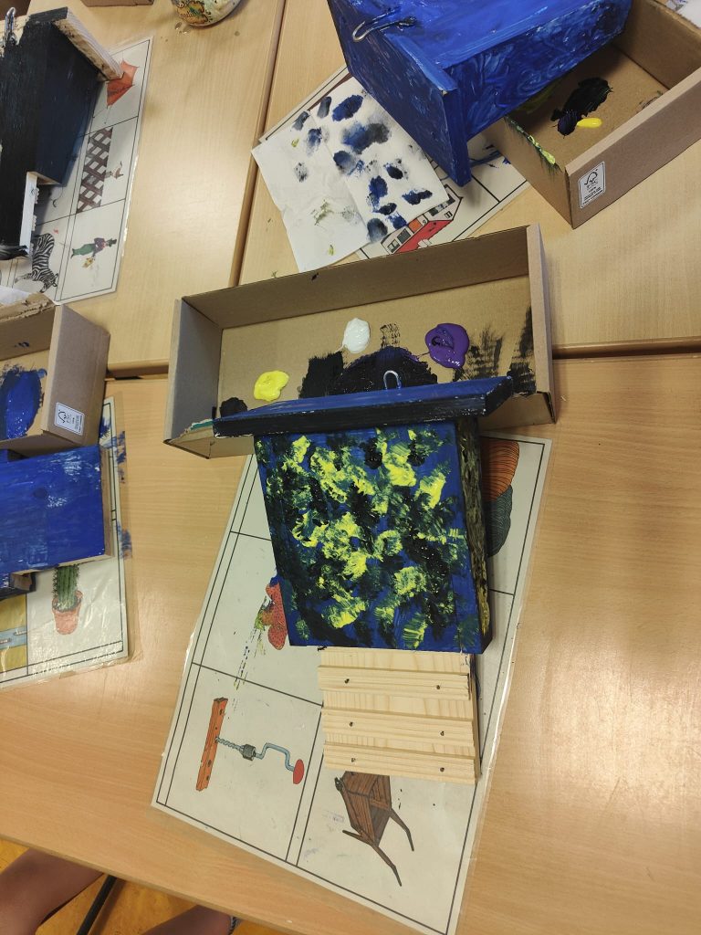 Fledermäuse – Bemalte Fledermauskästen der Kinder nach dem Bastelprojekt in Katzenfurt