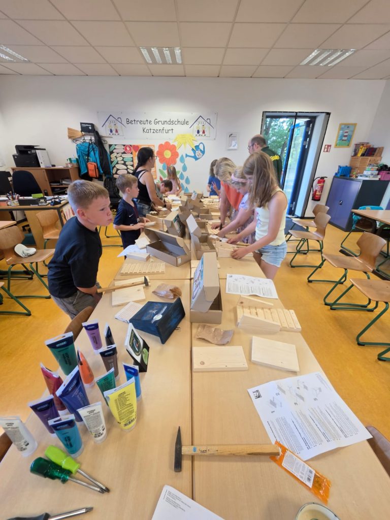 Fledermäuse – Kinder bauen Fledermauskästen beim Ferienprogramm der Vogel- und Naturschutzgemeinschaft Katzenfurt e.V.